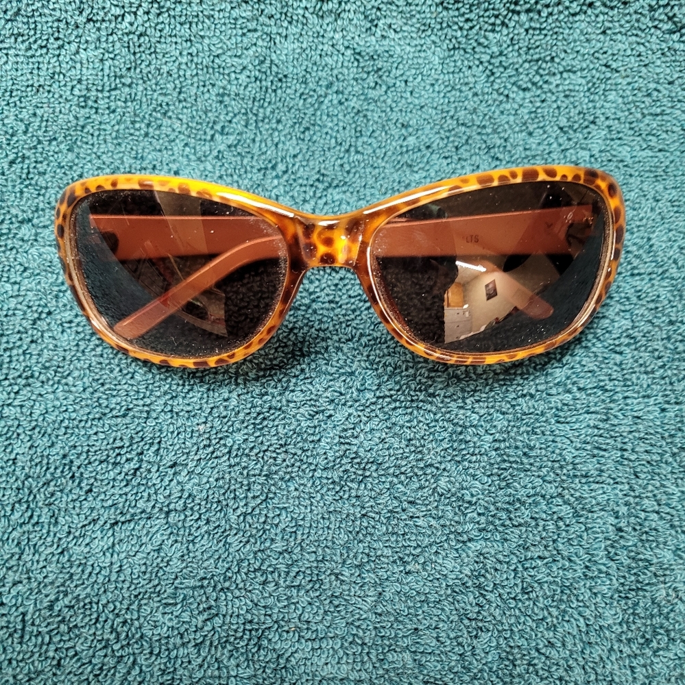Tortoiseshell Oval Wrap Plastic Sunglasses with Brown Lenses